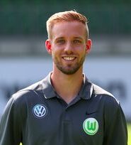 <a class="linkweiss" href="https://www.dhfpg.de/newsroom/erfolgsgeschichten/studierende-absolventen/details/news/ein-fitnessoekonom-als-videoanalyst-beim-vfl-wolfsburg.html" target="_blank" rel="noopener"> Sascha Simon </a>