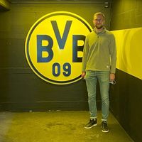 <a class="linkweiss" href="https://www.dhfpg.de/newsroom/erfolgsgeschichten/studierende-absolventen/details/news/fitnessoekonom-als-online-marketing-manager-bei-borussia-dortmund.html" target="_blank" rel="noopener"> Hendrik Schnieders </a>