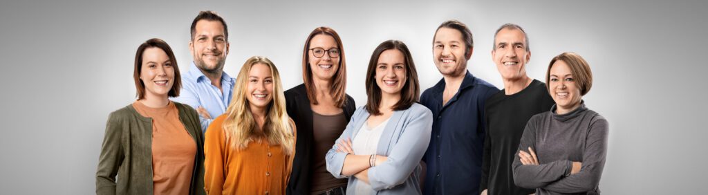 gruppenbild career service 8personen grau lang scaled